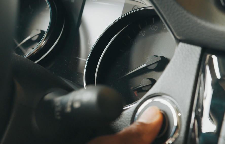 Vozač pali automobil pritiskom na dugme