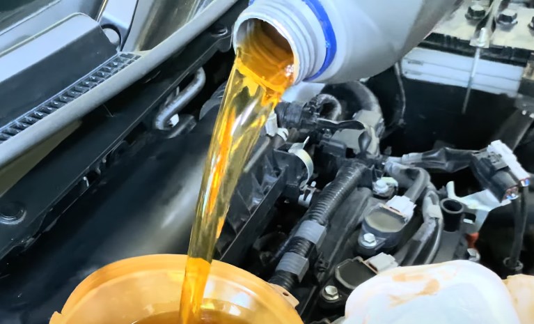 Sipanje ulja u motor automobila